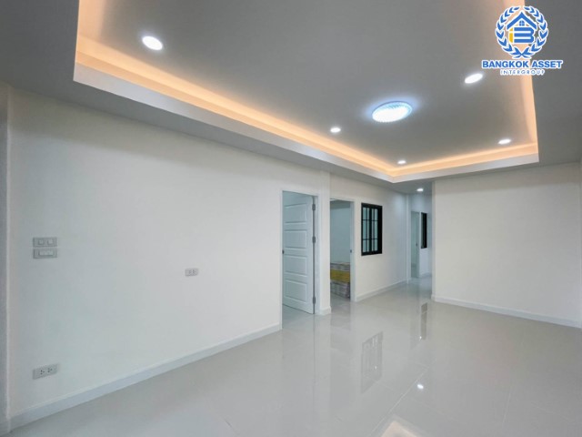 *****ทาวน์เฮ้าส์มือสองย่านนนทบุรี ม.ทรายทองนิเวศน์ ติวานนท์ บนเนื้อที่ 24 ตร.ว. ฟังก์ชัน 3 ห้องนอน 2 ห้องน้ำ 2 ที่จอดรถ บ้านรีโนเวทสไตล์มินิมอล พร้อมเข้าอยู่ ใกล้ห้าแยกปากเกร็ด, เซ็นทรัลแจ้งวัฒนะ, เซ็นทรัลรัตนาธิเบศร์ และรถไฟฟ้าสายสีชมพู "สถานีสามัคคี"...